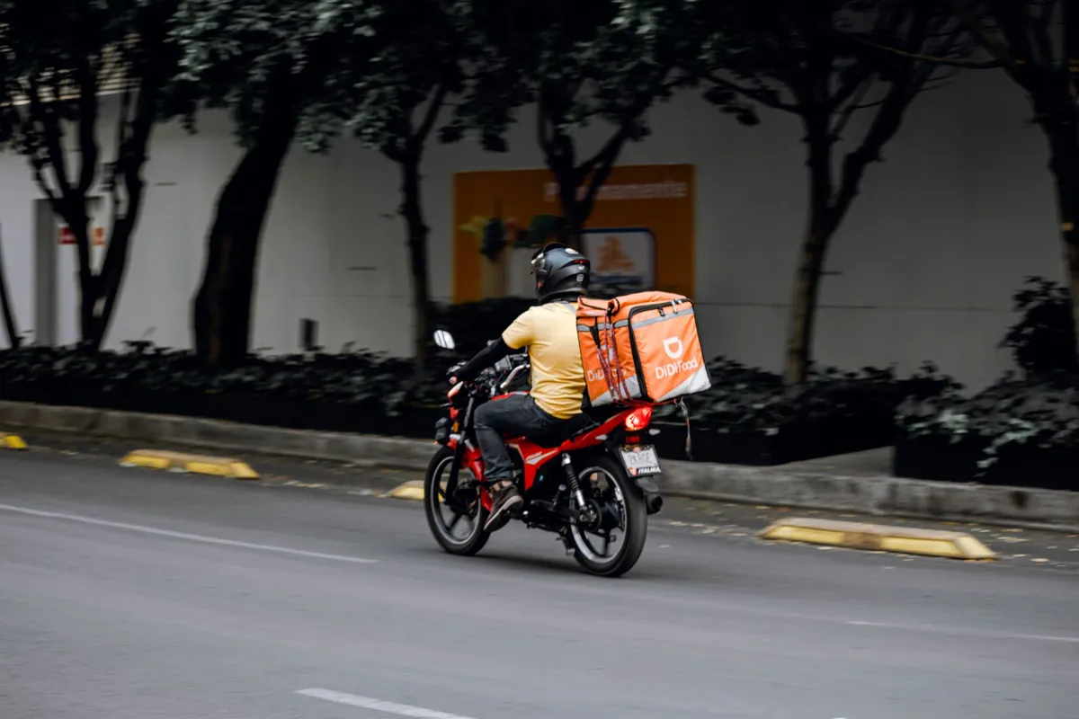 Entregador de delivery de moto, representando como sair do iFood e vender direto