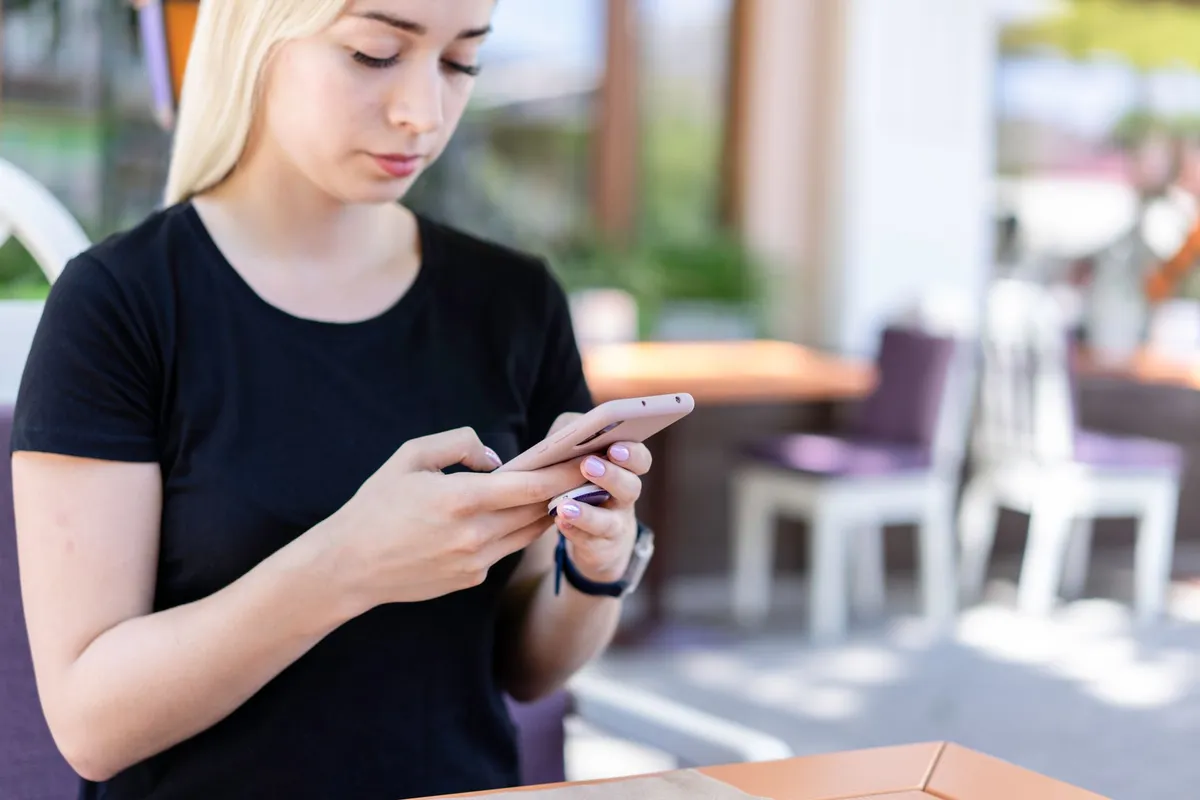 Pessoa no celular criando campanha de WhatsApp para delivery